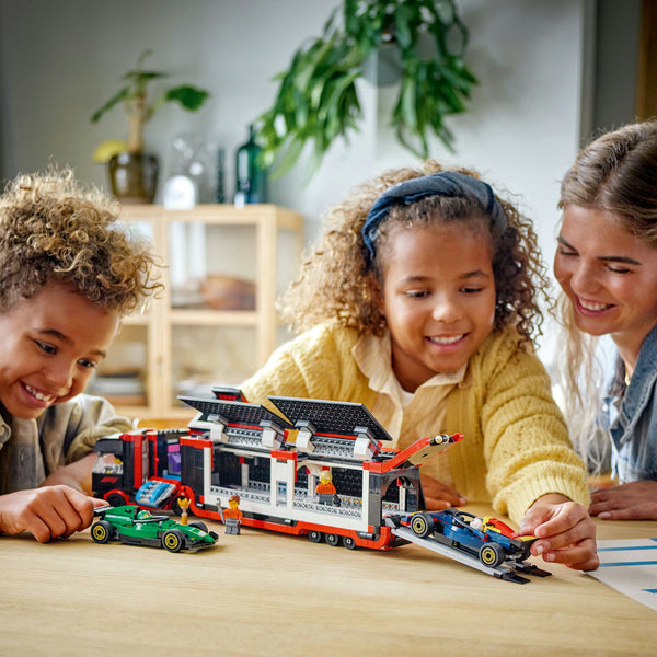 LEGO City 60445 — Camion F1 cu masinile F1 RB20 și AMR24 – imagine 7