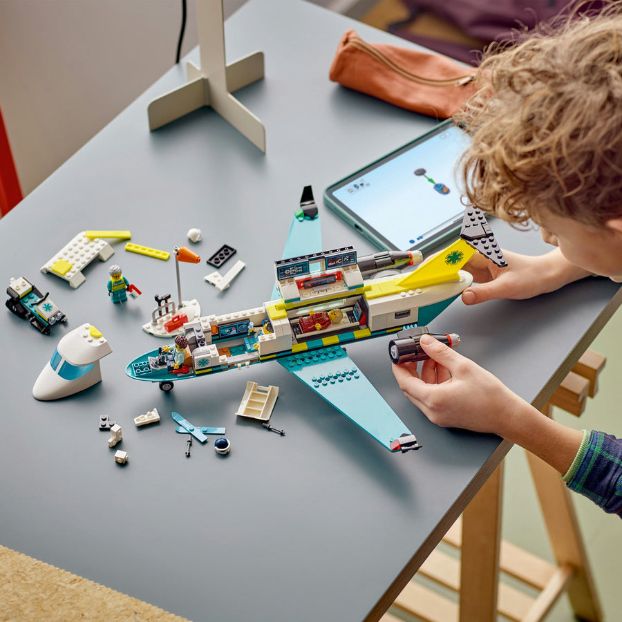 LEGO City 60465 — Avion-ambulanță pentru urgențe – imagine 6