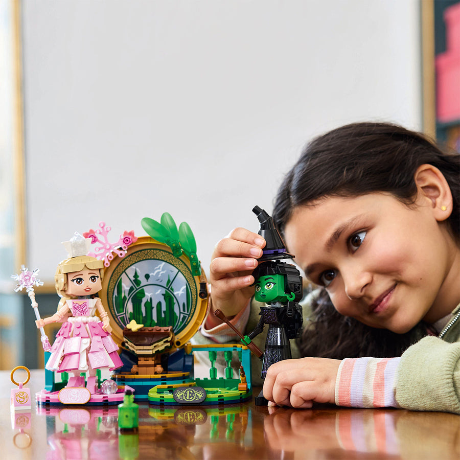 LEGO Wicked 75682 — Figurinele Elphaba și Glinda – imagine 3