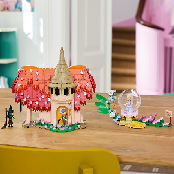 LEGO Wicked 75690 — Glinda și Elphaba vizitează Munchkinland – imagine 4