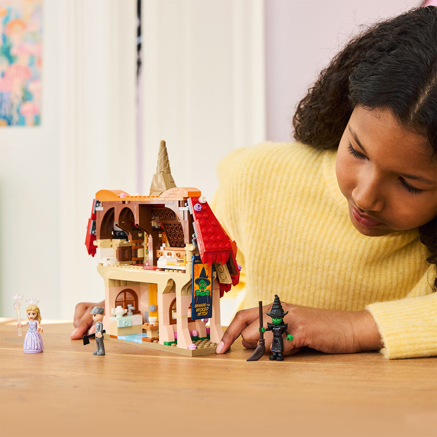 LEGO Wicked 75690 — Glinda și Elphaba vizitează Munchkinland – imagine 6