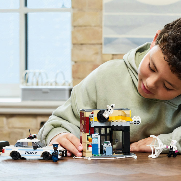 LEGO 76311 asamblat — colțul de cartier din Brooklyn cu magazin și bancomat