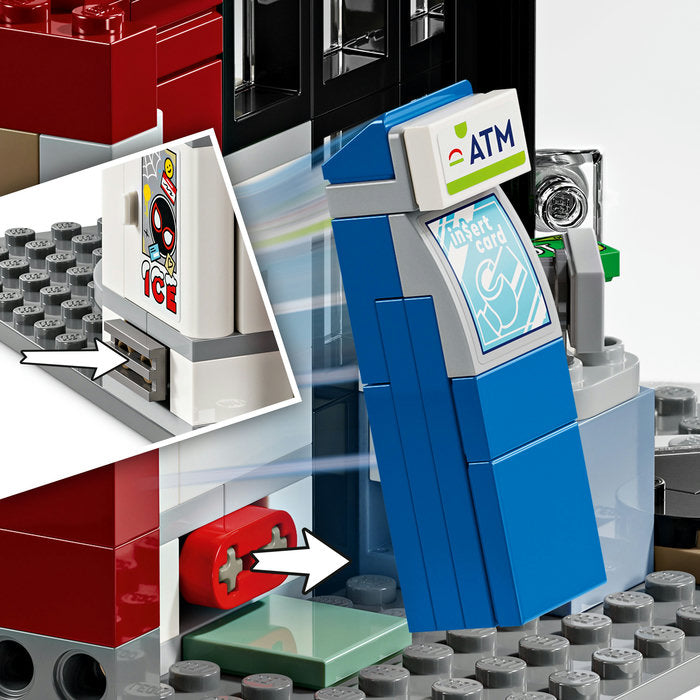 Copil jucându-se cu setul LEGO Marvel 76311 Miles Morales vs. Spot