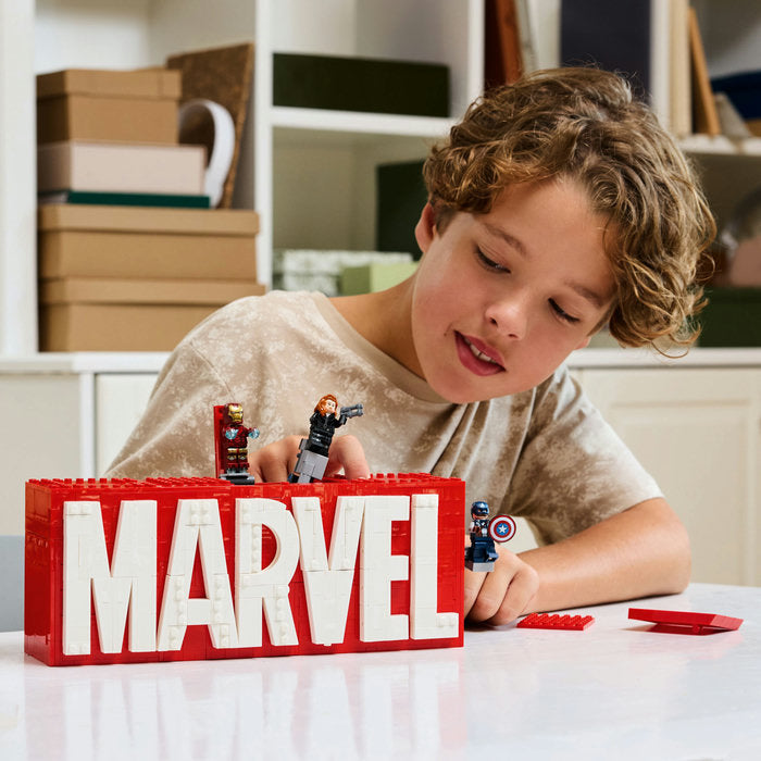 LEGO Marvel Super Heroes 76313 — Sigla și minifigurine MARVEL – imagine 1