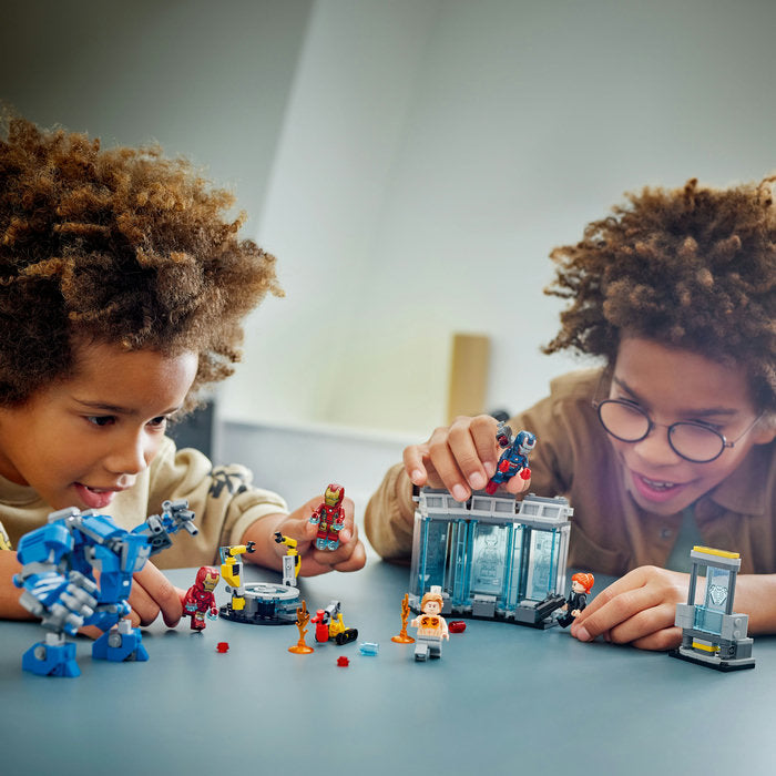 LEGO Marvel Super Heroes 76315 — Laboratorul lui Iron Man: Sala armurilor – imagine 1