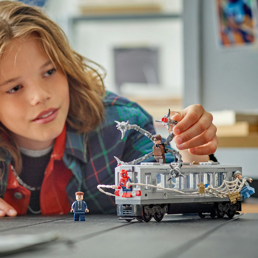 LEGO Marvel Super Heroes 76321 — Lupta de pe acoperisul trenului dintre Omul-Paianjen și Doc Ock – imagine 5
