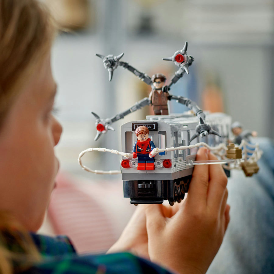 LEGO Marvel Super Heroes 76321 — Lupta de pe acoperisul trenului dintre Omul-Paianjen și Doc Ock – imagine 9