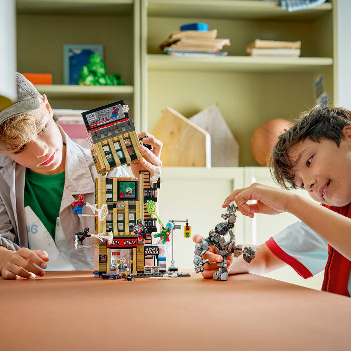 LEGO Marvel Super Heroes 76342 — Omul Păianjen vs Mysterio: Daily Bugle – imagine 5