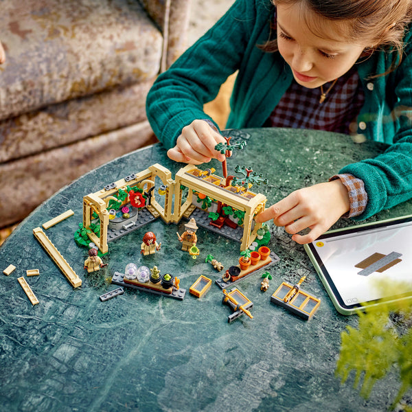 Detaliu accesorii și băghete din LEGO Harry Potter 76445