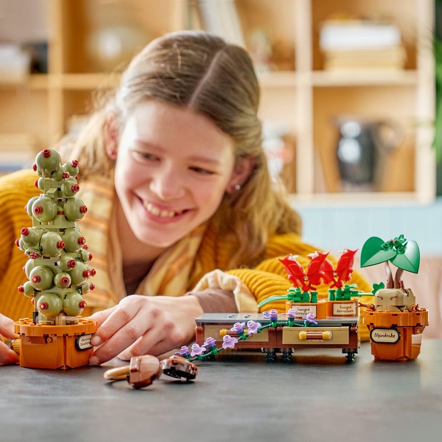 LEGO Harry Potter 76474 — Plante pentru ora de ierbologie de la Hogwarts – imagine 4