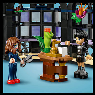 LEGO Wednesday 76784 — Floare de dalie neagra – imagine 9