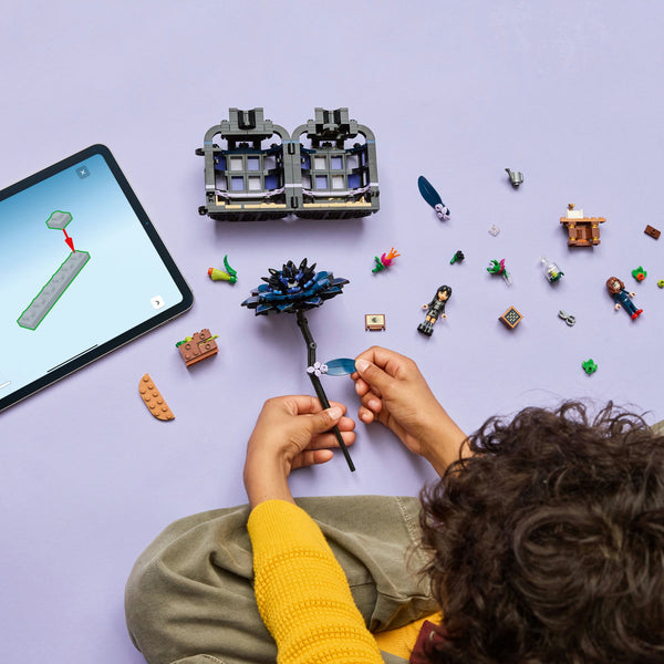 LEGO Wednesday 76784 — Floare de dalie neagra – imagine 4