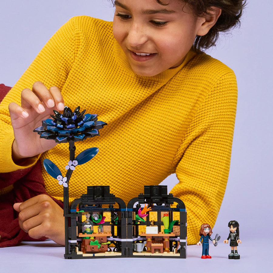LEGO Wednesday 76784 — Floare de dalie neagra – imagine 5