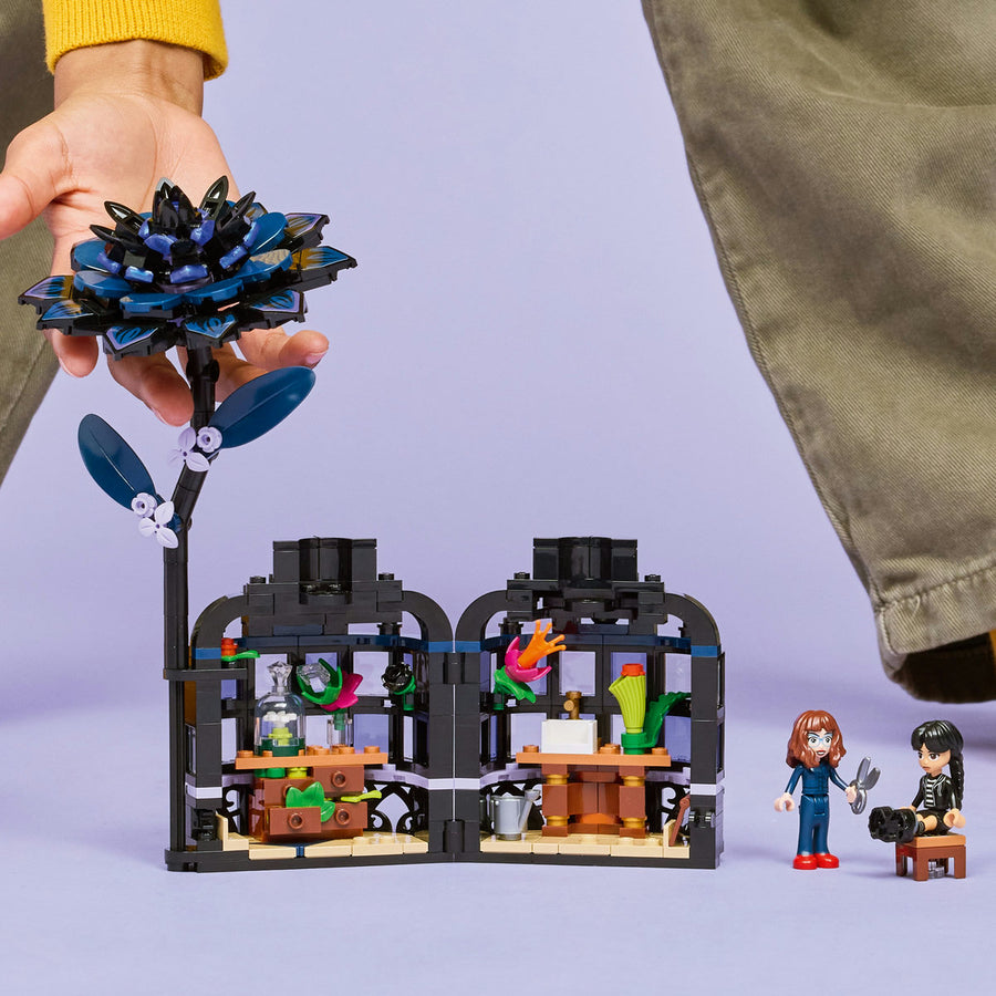 LEGO Wednesday 76784 — Floare de dalie neagra – imagine 6
