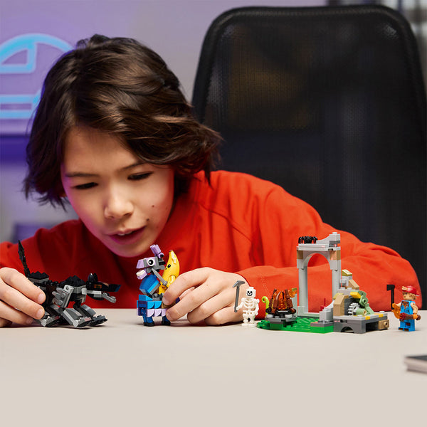 LEGO FORTNITE 77075 — Tabara lui Peely și Sparkplug – imagine 4