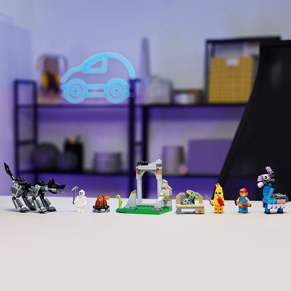LEGO FORTNITE 77075 — Tabara lui Peely și Sparkplug – imagine 5
