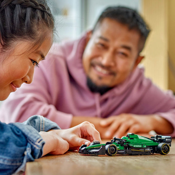 LEGO Speed Champions 77245 — Masina de curse Aston Martin Aramco F1® AMR24 – imagine 2