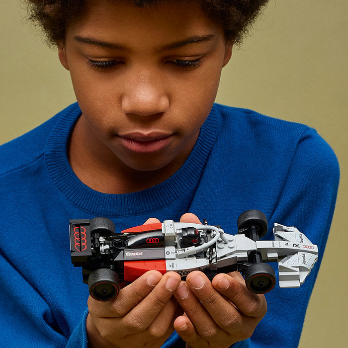 LEGO Speed Champions 77259 — Mașină de curse Audi Revolut F1 Team R26 – imagine 9